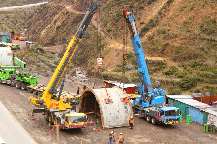 Crane lifting over-dimension cargo